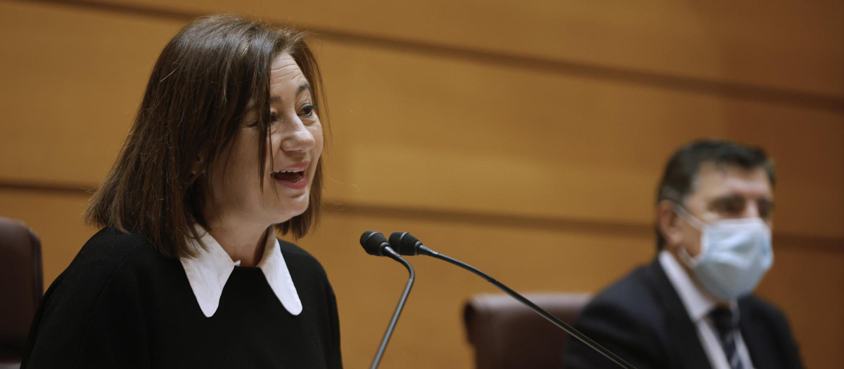 La presidenta del Congreso, Francina Armengol, interviene en el pleno, reunido excepcionalmente en el Senado