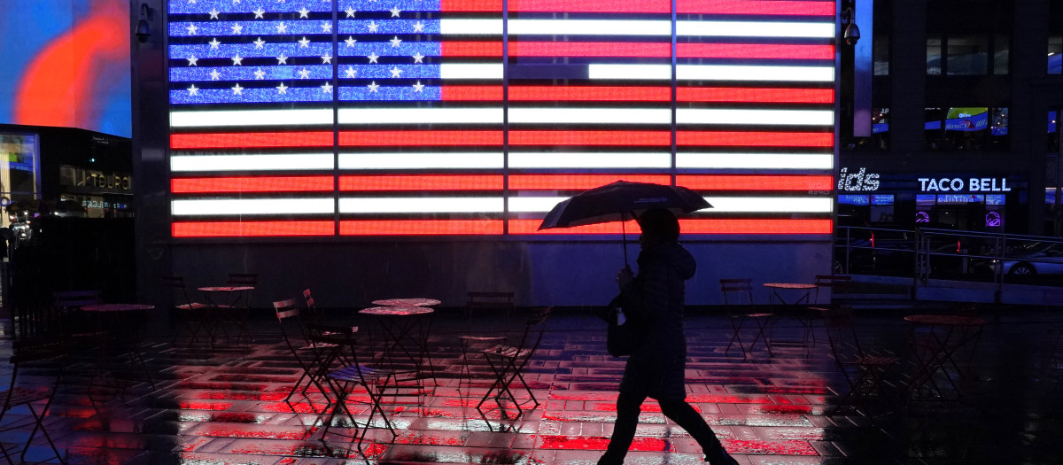 Un persona pasea por Times Square en Nueva York bajo su paraguas