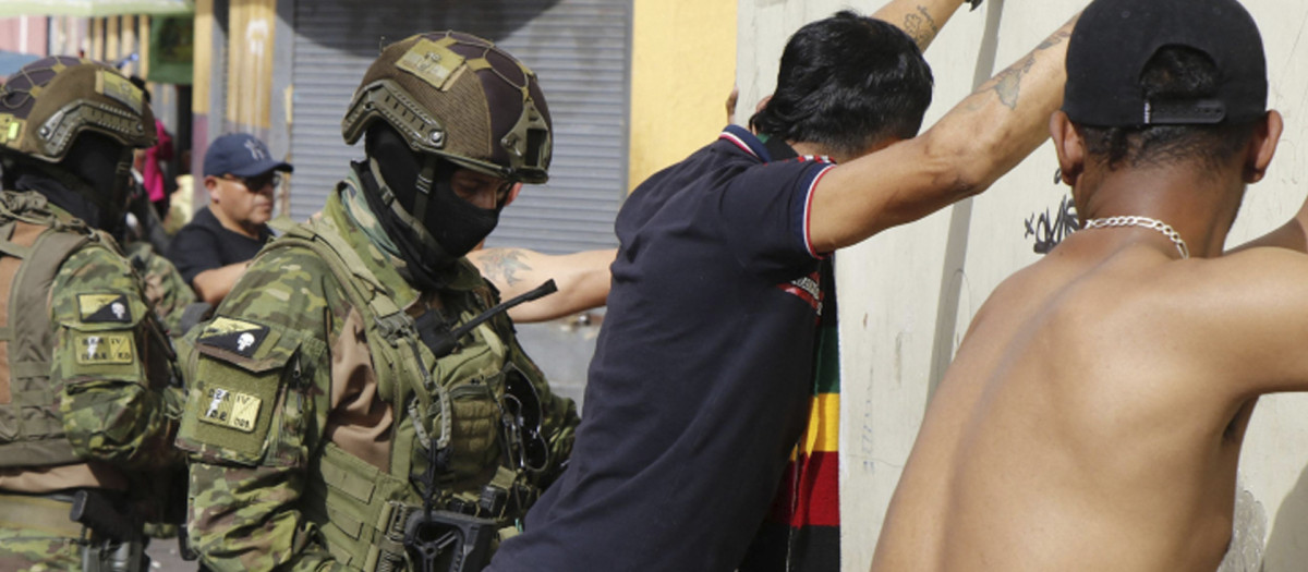 Soldados del Ejército de Ecuador realizan capturas en las calles de Quito