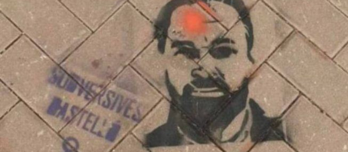 Pintada contra el líder de Vox, Santiago Abascal, con una diana sobre la frente