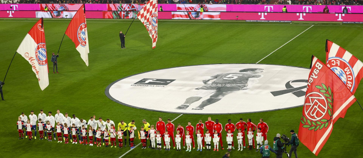 Los jugadores del Bayern y Hoffenheim homenajean en el centro del campo a Franz Beckenbauer