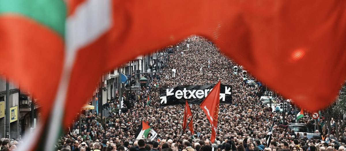 Cientos de personas durante una manifestación por la convivencia, a 13 de enero de 2024, en Bilbao, Vizcaya, Euskadi (España). La protesta, convocada por Sare bajo el lema ‘Konponbiderako Giltzak, Llaves para la resolución’, llama a la ciudadanía a participar para pedir la convivencia y el fin de las excepcionalidades que se continúan aplicando a los presos de ETA. La manifestación ha sido apoyada por Puigdemont, eurodiputados de Junts, BNG y Podemos.
13 ENERO 2024;ETA;MANIFESTACIÓN;CONVIVENCIA;PRESOS
H.Bilbao / Europa Press
13/1/2024