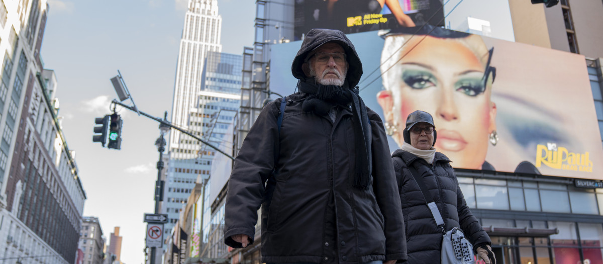 Personas caminan abrigadas por las calles de Nueva York