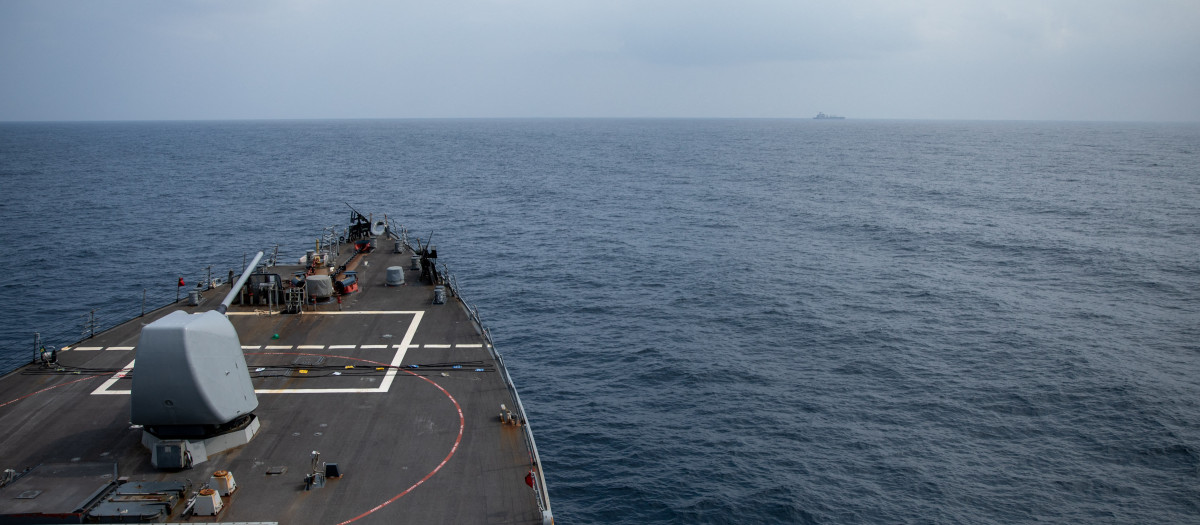 Un buque estadounidense portamisiles patrulla por el Mar Rojo