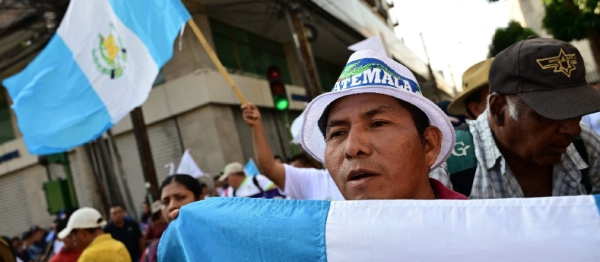 Partidarios del presidente Bernardo Arévalo protestan frente al Congreso de Guatemala