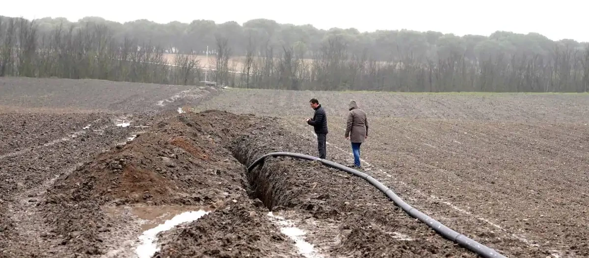 Zanja que ha destruido 250 metros del yacimiento de Pintia