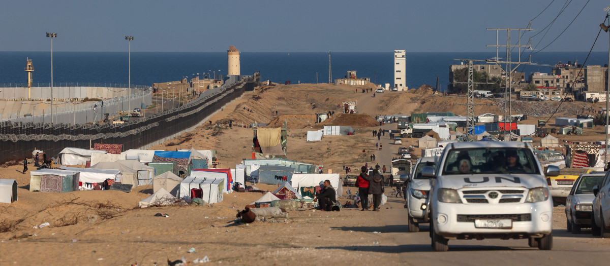 Los palestinos desplazados se refugian en un campamento improvisado junto a la playa de Rafah, cerca de la frontera con Egipto, en el sur de la Franja de Gaza