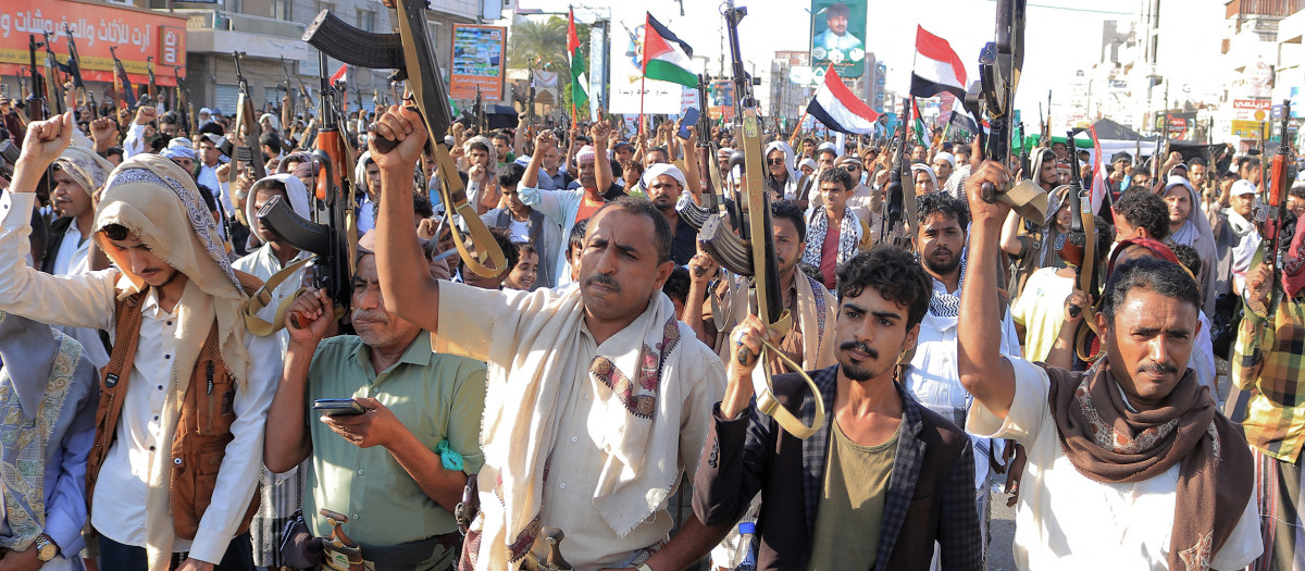 La gente participa en una protesta en las calles de la ciudad yemení de Hudeida, en el mar Rojo