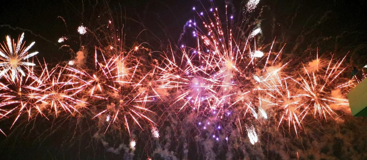 Imagen de un castillo de fuegos artificiales disparado en Valencia