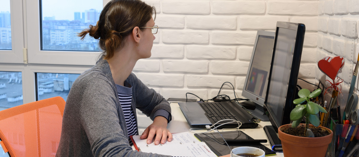 Trabajadora en una mesa
