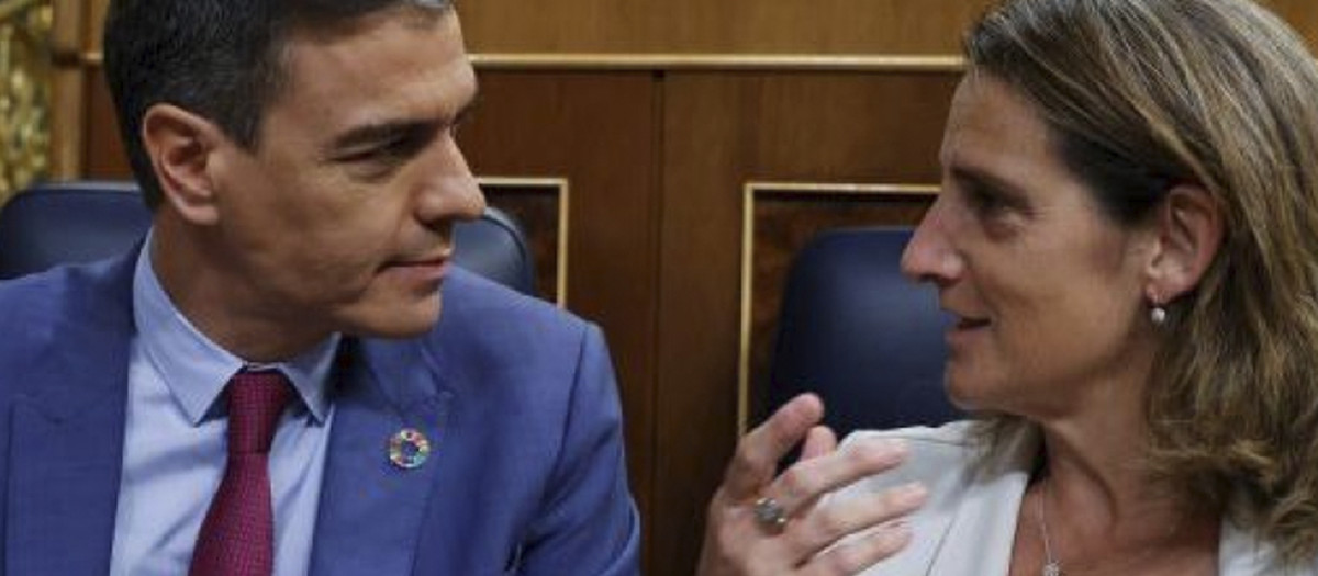 El presidente del Gobierno, Pedro Sánchez, junto a la vicepresidenta tercera y ministra para la Transición Ecológica, Teresa Ribera.