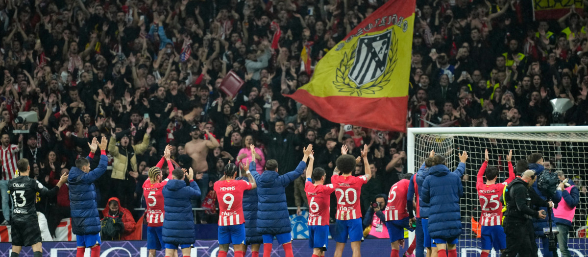 Los jugadores del Atlético celebran el triunfo frente a su afición