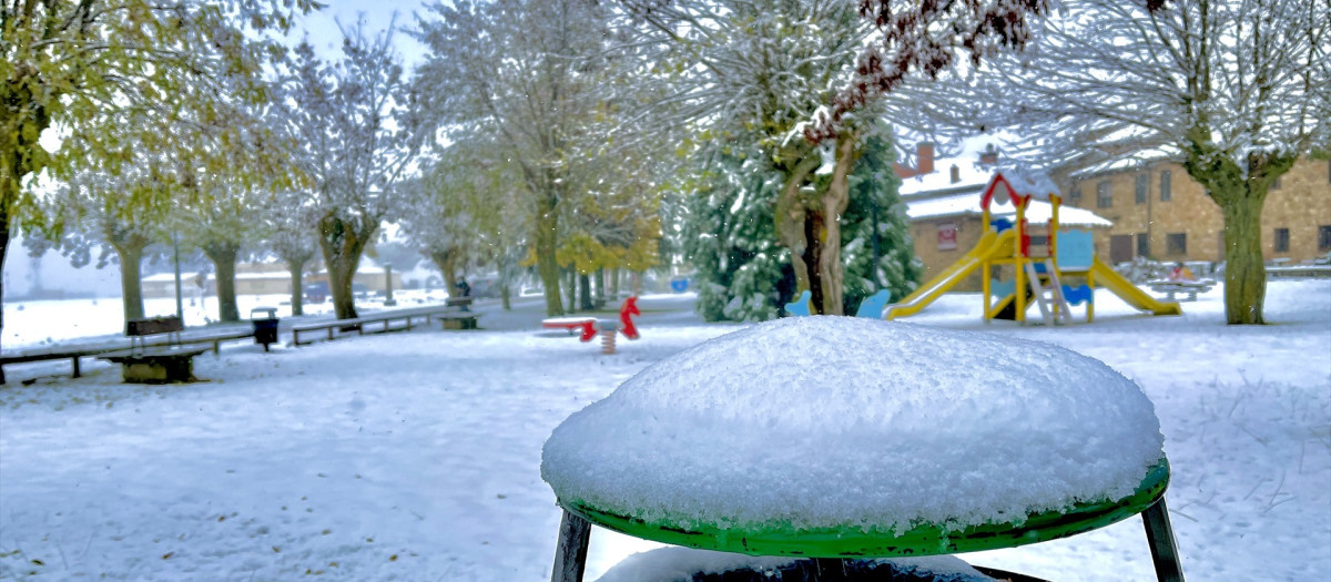 Un parque infantil de Medinaceli (Soria) cubierto de nieve