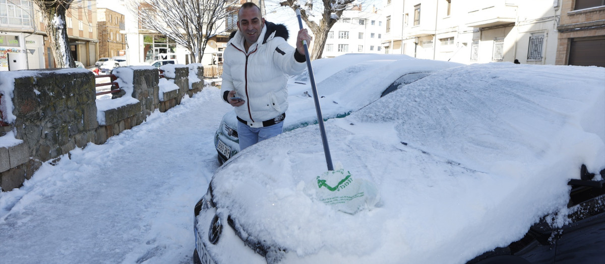 Una persona limpia las calles de nieve, a 20 de enero de 2024, en Soria, Castilla y León (España).