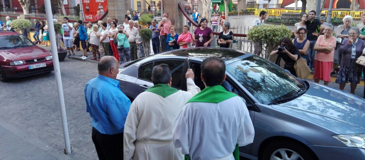 La bendición de los automóviles está muy extendida en algunas parroquias