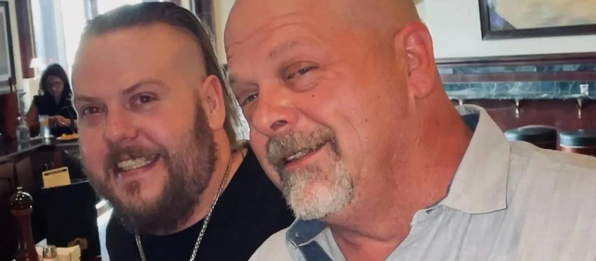 Adam Harrison a la izquierda junto a su padre Rick Harrison