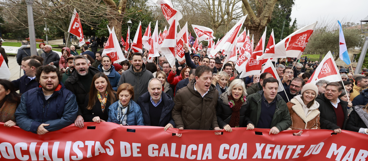 En el centro, el candidato del PSdeG, José Ramón Gómez Besteiro, en la manifestación