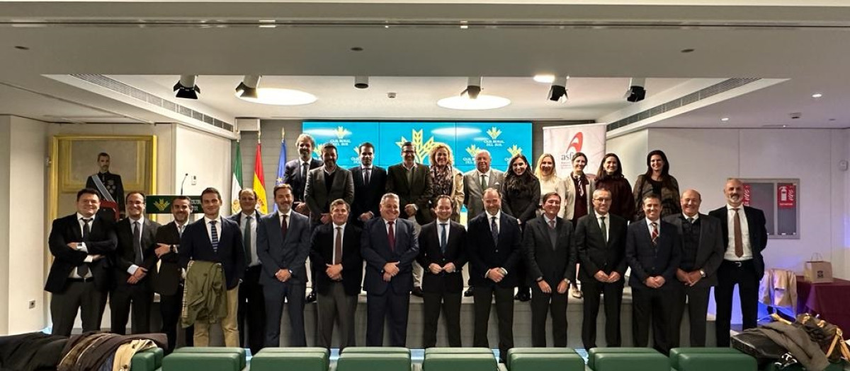 Foto de los socios de Asfaco con directivos de Caja Rural del Sur