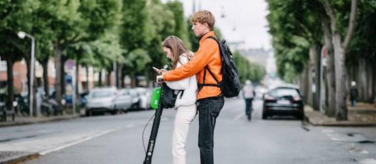 Dos en un patinete, sin casco y cruzando un paso de cebra, la legislación no es nada clara aún