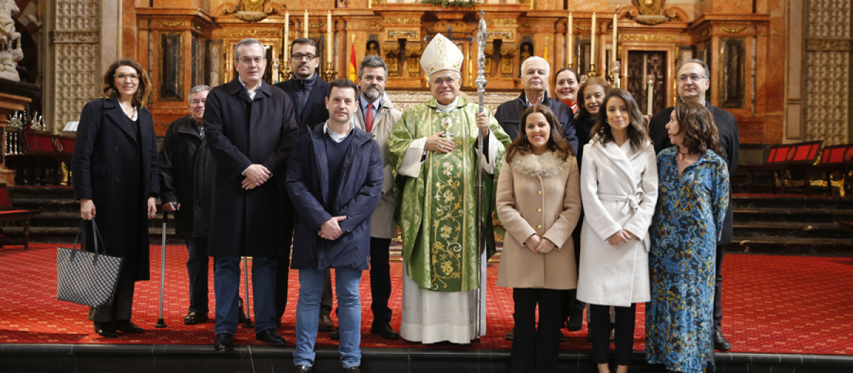 El obispo, Demetrio Fernández, con un grupo de periodistas