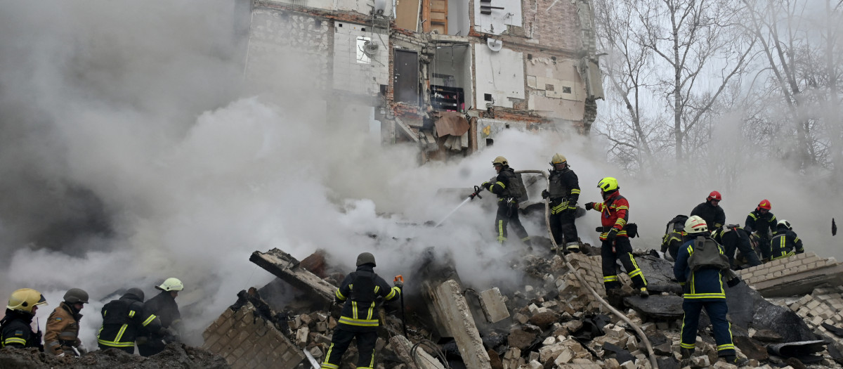 Bomberos ucranianos realizan labores de rescate tras lo bombardeos rusos en Járkov