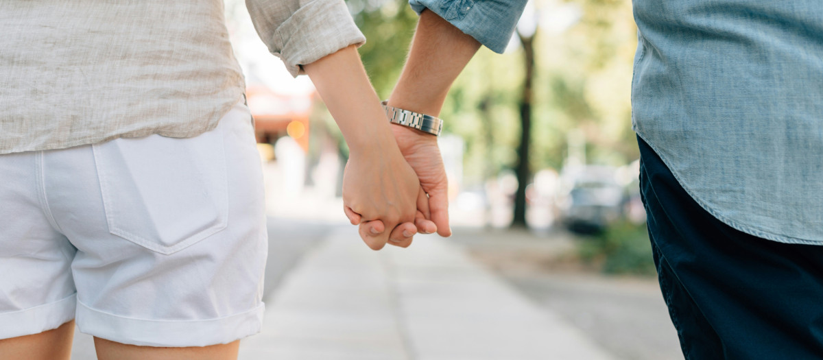 Una pareja camina de la mano