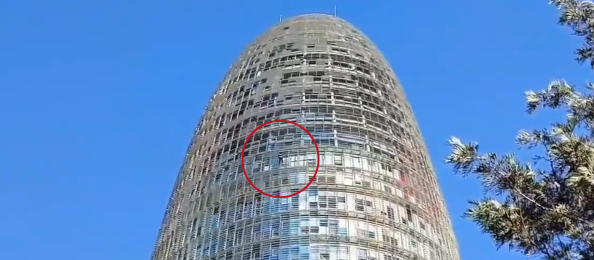 El escalador sin protección subiendo por la torre Agbar este martes en Barcelona