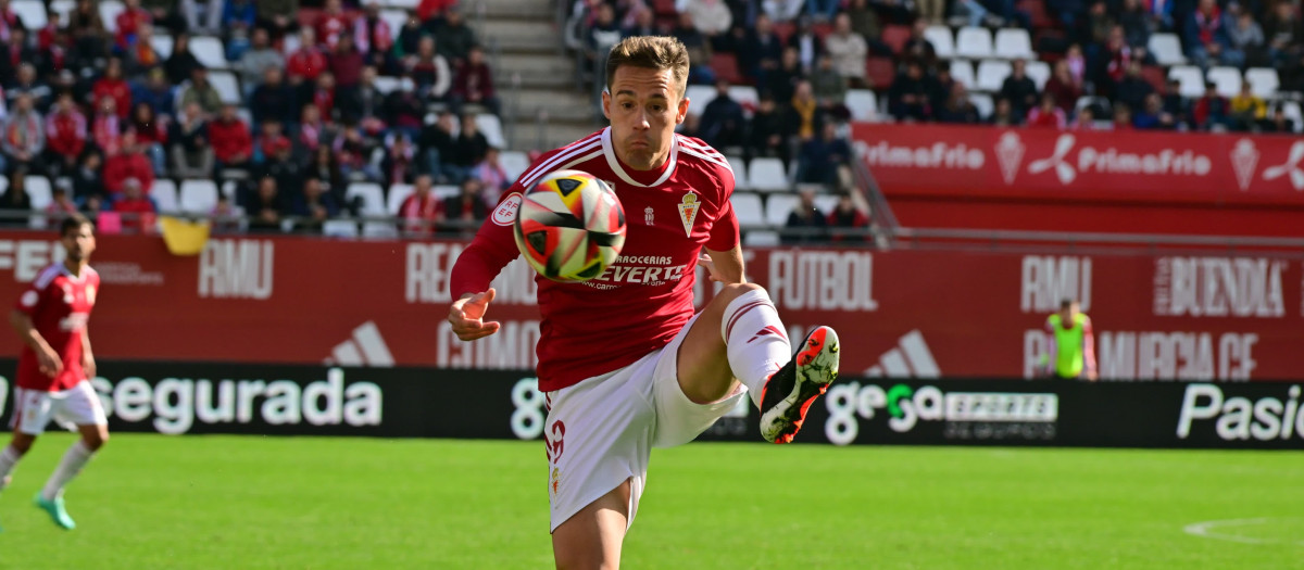 Un lance del partido entre el Real Murcia y el Atlético Baleares