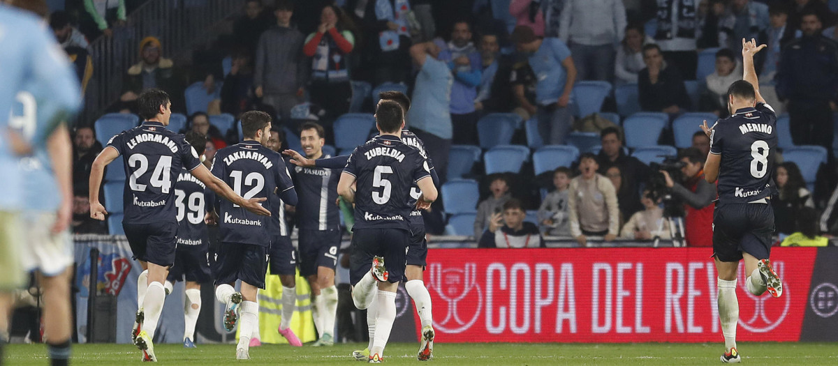 Los jugadores de la Real Sociedad celebran el segundo gol del equipo ante el Celta, durante el partido de cuartos de final de la Copa del Rey