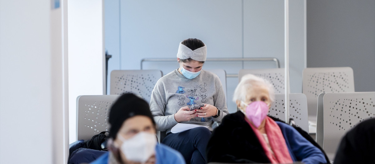 Una joven con mascarilla en el Hospital General Universitario Gregorio Marañón