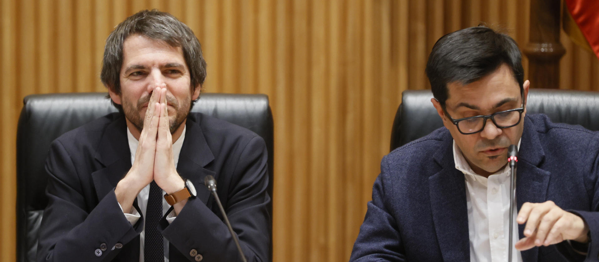 El ministro de Cultura, Ernest Urtasun, junto al presidente de la comisión de Cultura en el Congreso, Gerardo Pisarello