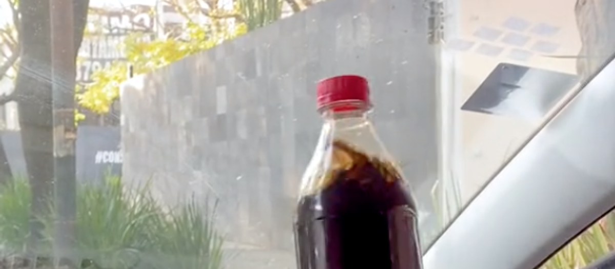 Una botella de Coca Cola y un poco de maña, no hace falta más