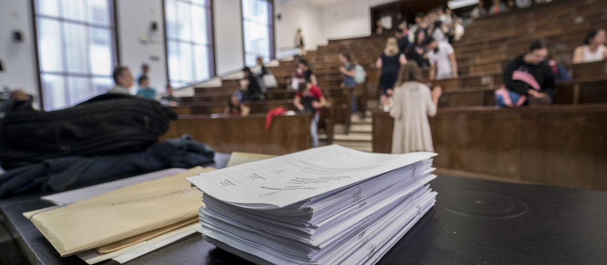 Un conjunto de exámenes apilados el primer día de las pruebas de acceso a la universidad 2023