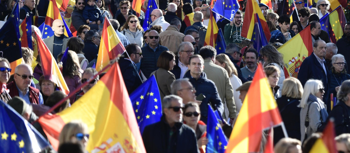 Decenas de miles de manifestantes se ha reunido en la Plaza de España de Madrid