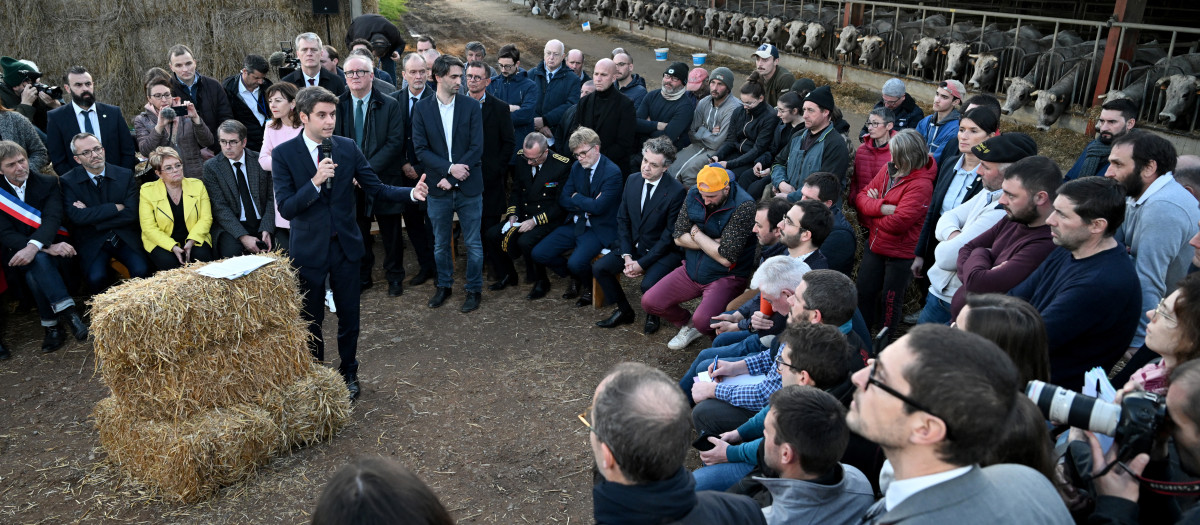 El primer ministro francés Gabriel Attal habla durante una visita a una granja en Montastruc-de-Salies, suroeste de Francia