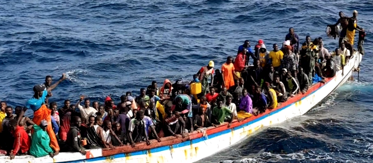 Un cayuco a su llegada al muelle de La Restinga