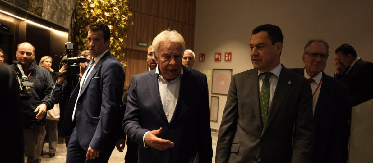 El expresidente del Gobierno Felipe González y el presidente de la Junta de Andalucía, Juanma Moreno