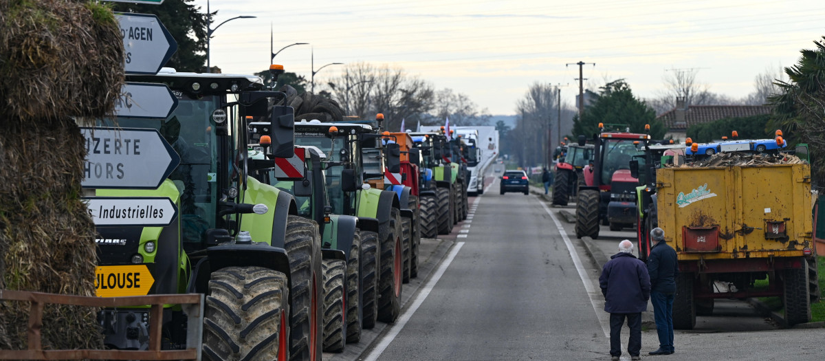 Agricultores franceses participan en una manifestación con sus tractores en Valence d'Agen, sur de Francia