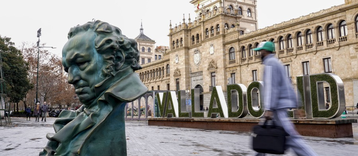 La ciudad de Valladolid está engalanada desde hoy con réplicas del galardón de los Premios Goya que se celebran en esta ciudad el próximo día 10 de febrero