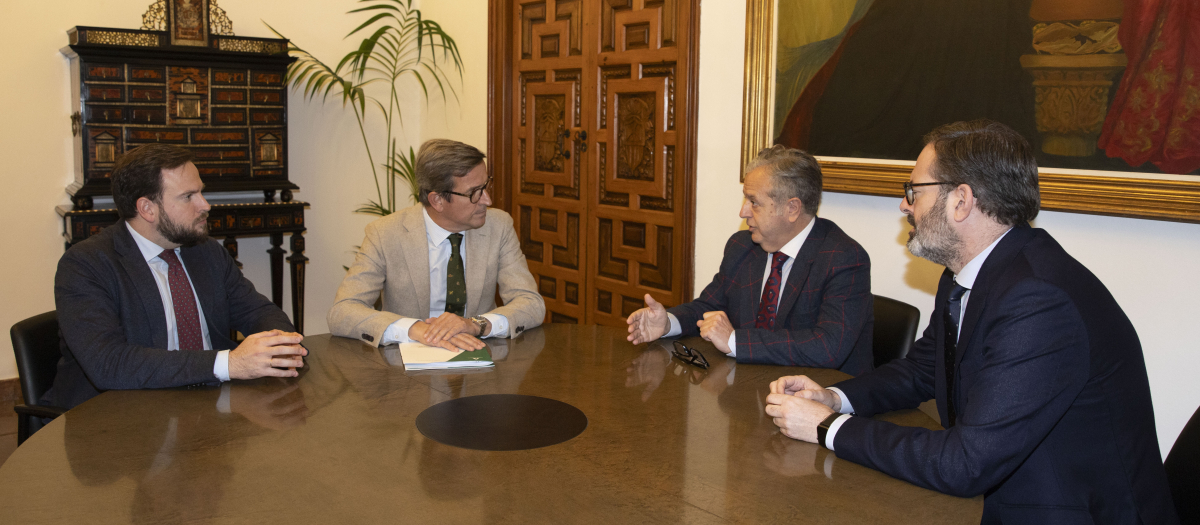 El presidente de la Diputación de Córdoba, Salvador Fuentes, acompañado por miembros de la Corporación con Jorge Paradela.