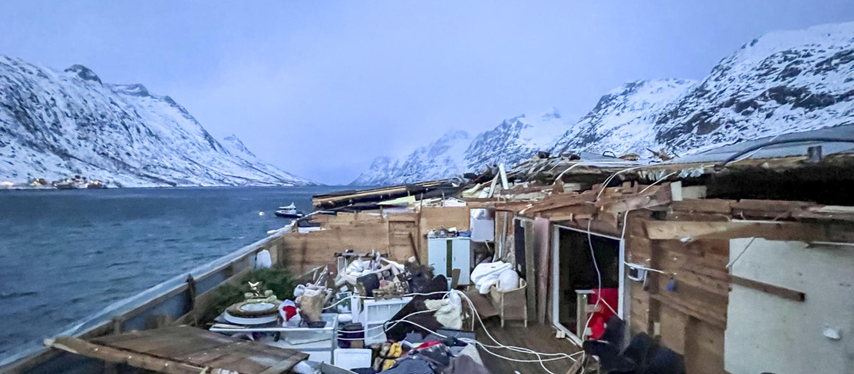 Partes del techo de un edificio derribado tras una fuerte tormenta en Kvaloya, Noruega