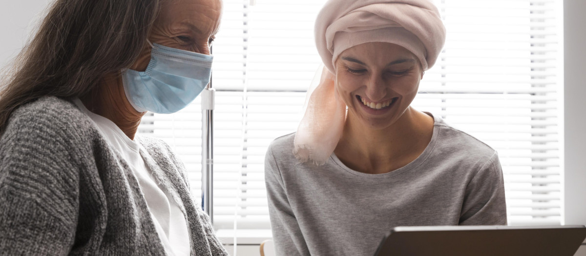 Dos compañeras en su puesto de trabajo
