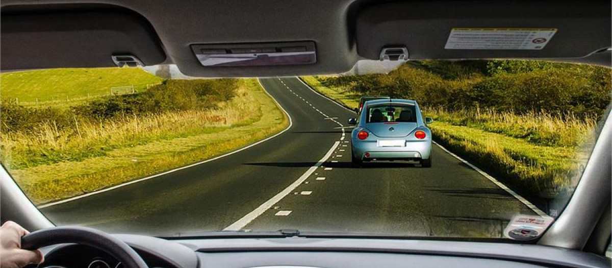 Maniobra de adelantamiento en una carretera de doble sentido
