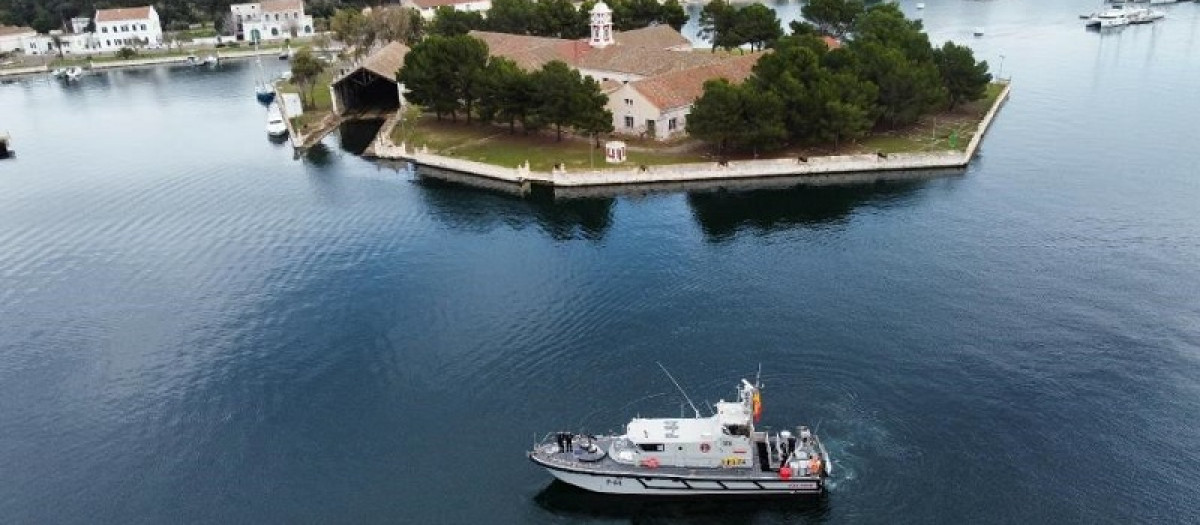 El patrullero "Isla Pinto" de la Armada española con la isla que le da nombre de fondo