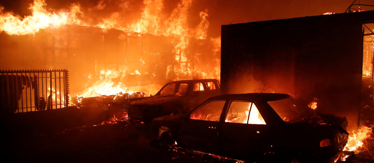 Vehículos y casas arden durante un incendio en Viña del Mar, Chile