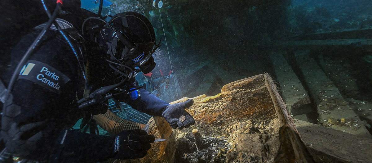 El arqueólogo subacuático Marc-André Bernier examina el cofre de un marinero en el castillo de proa del HMS Erebus