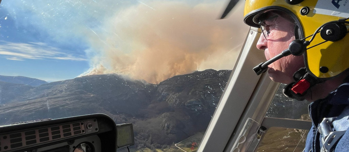 El equipo de extinción de incendios sobrevuela un fuego