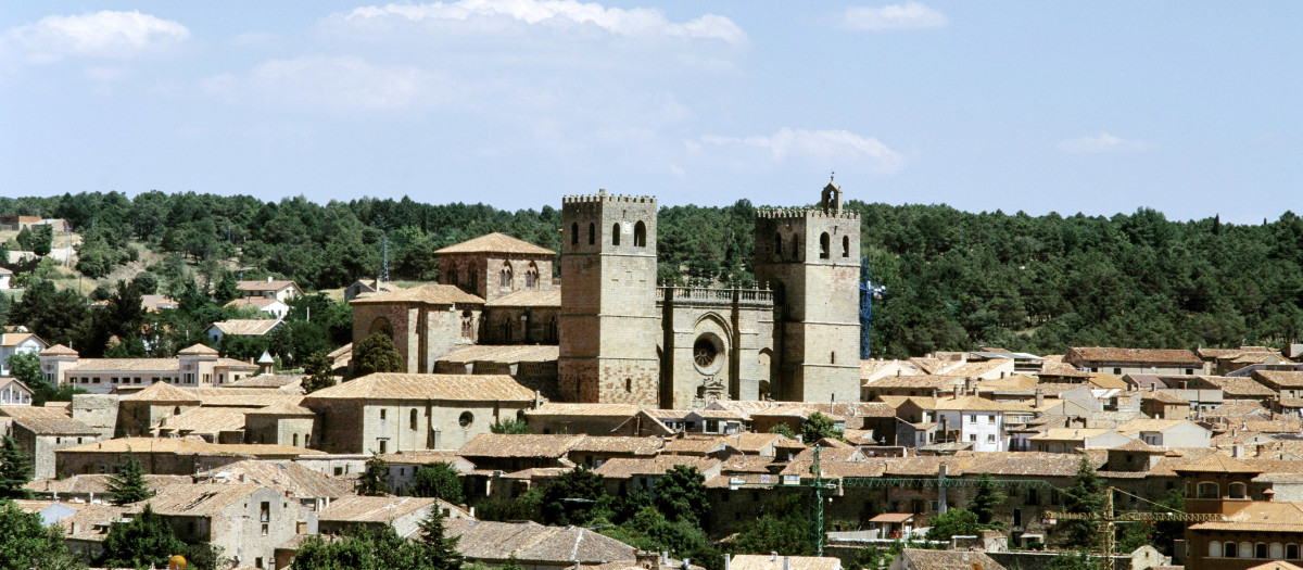 Sigüenza, Guadalajara: Visitar este pueblo medieval es hacer un recorrido histórico por España. Por este pueblo pasaron celtíberos, romanos, visigodos y árabes, y su presencia se puede comprobar con tan solo entrar al pueblo, ya que se ven restos de cada comunidad. Además del castillo, el pueblo cuenta con otras atracciones que valen la pena, por ejemplo, la Catedral, un ejemplo de libro del estilo cisterciense o primer gótico. También está la Casa del Doncel y la Iglesia de San Vicente. Además de esto, como si fuera poco, Sigüenza tiene un legado enorme del periodo renacentista y barroco. Puedes ver las casas y palacios de este periodo por todo el pueblo. Para un plan más gastronómico, si pasas por la plaza Mayor disfrutará de la cocina local como el asado de cordero o cabrito, la sopa castellana, o las migas acompañadas con chorizo, torreznos y huevo frito. También puedes disfrutar de platillos más dulces como las Yemas de Doncel, típico de esta localidad.