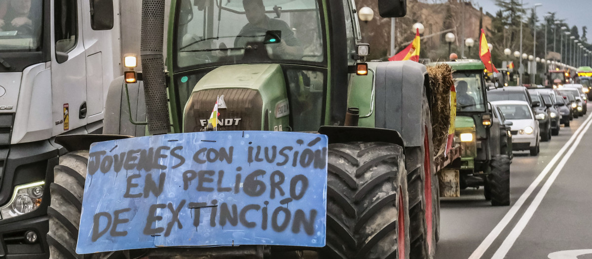 Agricultores riojanos llevan su protesta a las puertas de la Delegación de Gobierno de La Rioja en Logroño