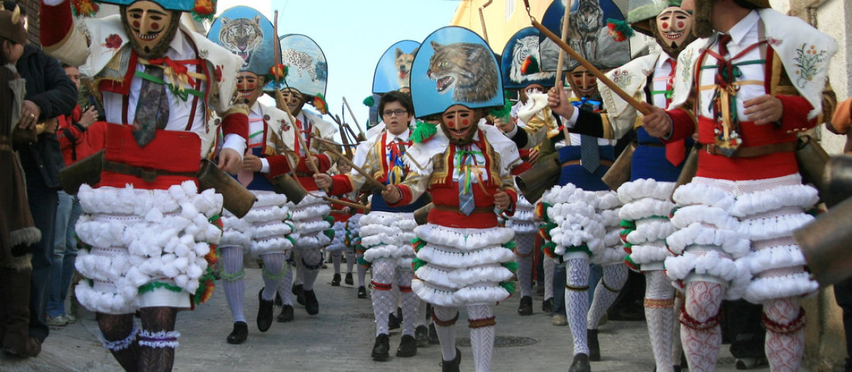 Los Peliqueiros desfilando por las calles de Laza